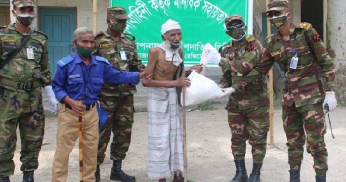 ফুলছড়িতে সেনাবাহিনী কর্তৃক দুঃস্থ পরিবারের মধ্যে ত্রাণ বিতরণ